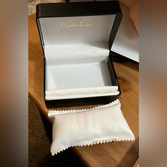 Quarter Factory: Silver tone watch with Four Exchangeable bands and 4 band faces - Picture 10 of 11